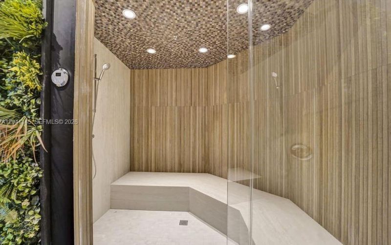 5225 Collins Ave , Unit 914, Miami Beach, FL 33140 Photo