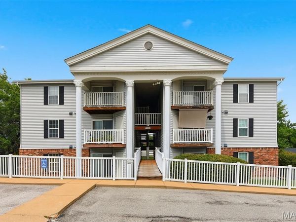 12401 Somerset Place Drive, Unit E, St Louis, MO 63128