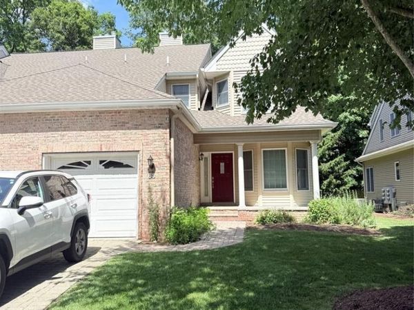 63 TROTTERS Lane 63, ALLENDALE, NJ 07401