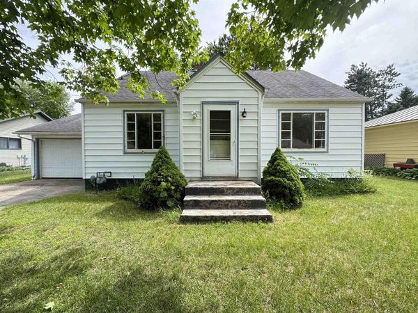 720 E FULTON STREET, Waupaca, WI 54981