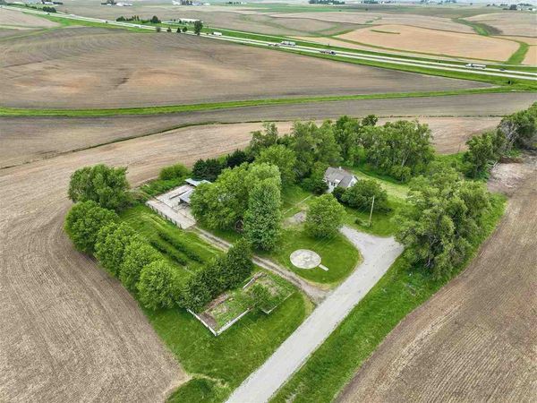 2221 S Avenue, Williamsburg, IA 52361