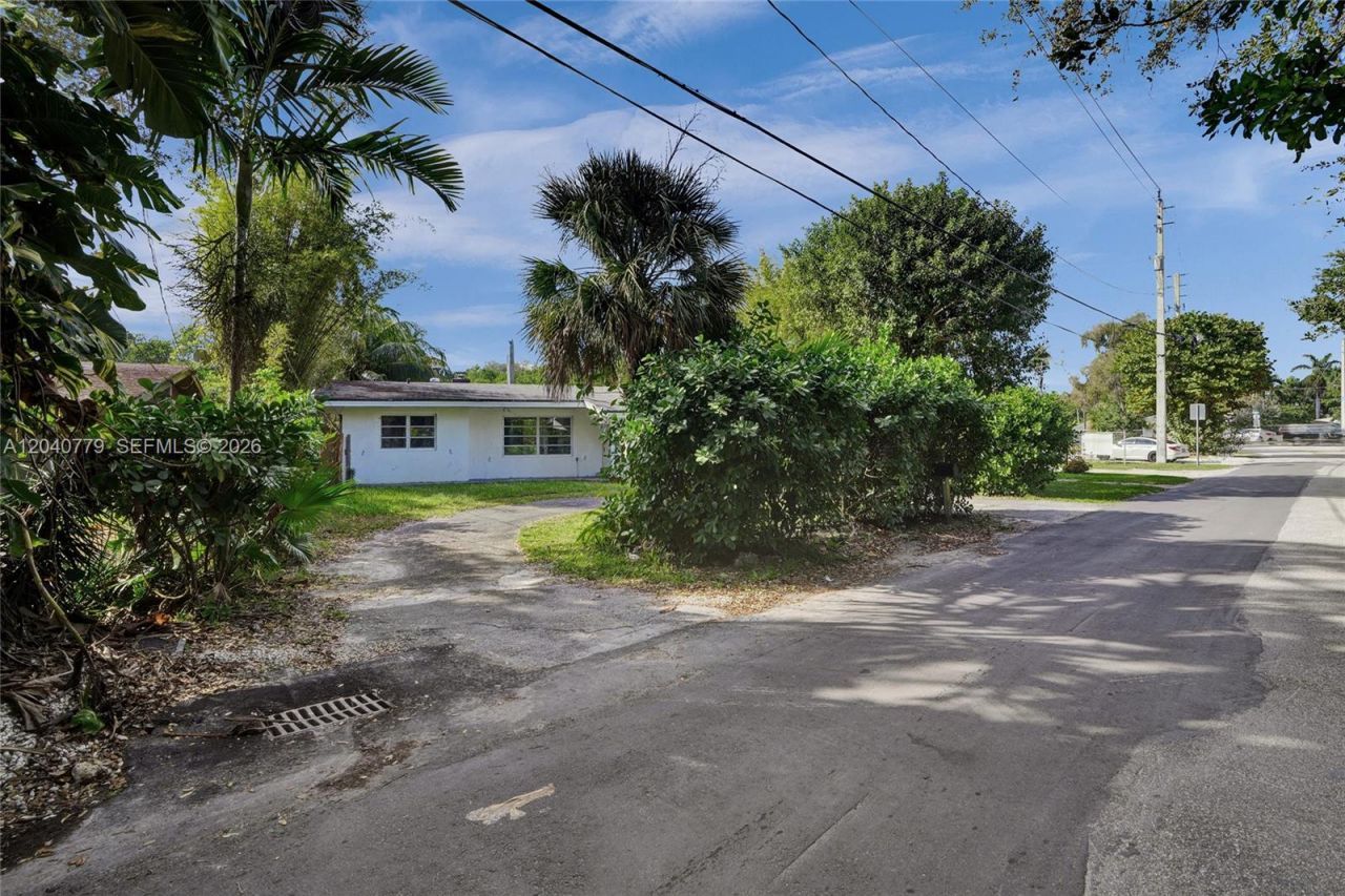 18500 NE 23rd Ct , Miami, FL 33180 Photo