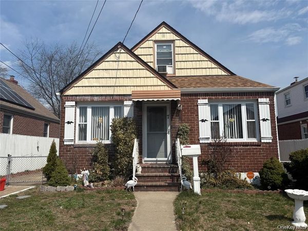 7 Catherine Court , Elmont, NY 11003