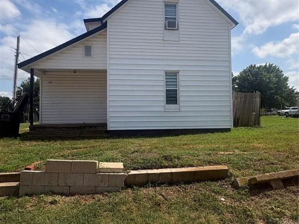 213 E Karns Street, Hinton, OK 73047