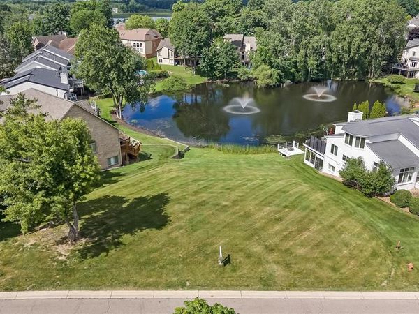 1062 FOREST BAY Drive , Waterford Twp, MI 48328