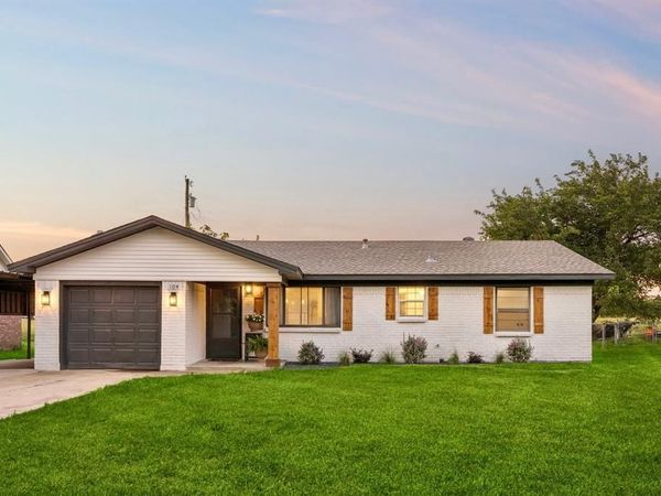 104 E Oak Street , Gunter, TX 75058