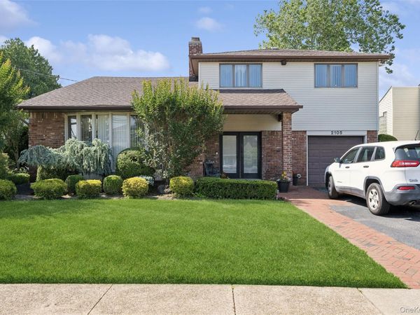 2105 Holland Way, Merrick, NY 11566
