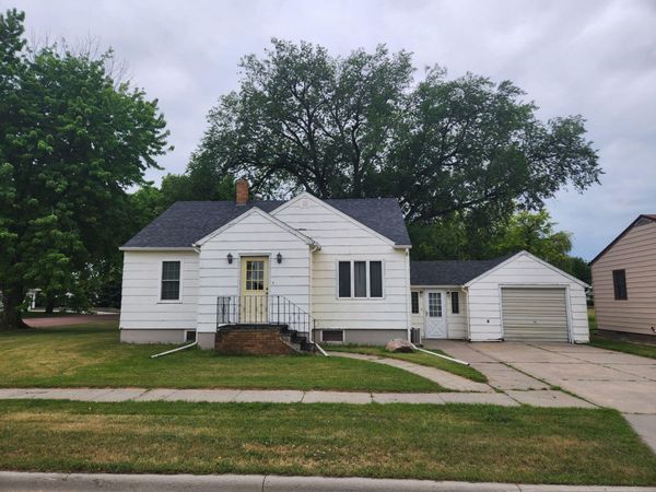  407 S 3rd St, Parkston, SD 57366