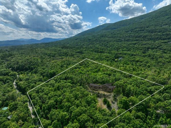 400 Stoll Road , Saugerties, NY 12477
