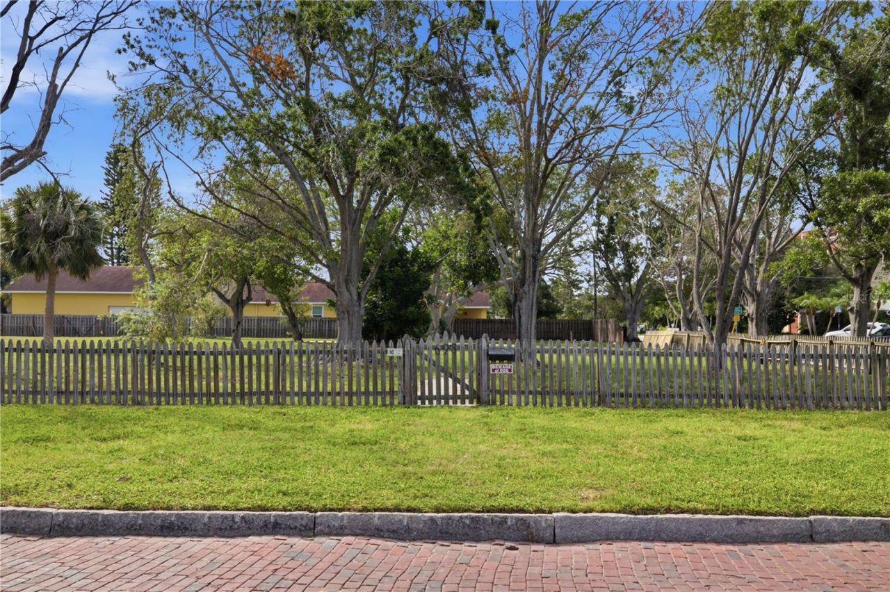698 Villagrande Avenue S, Saint Petersburg, FL 33707 Photo