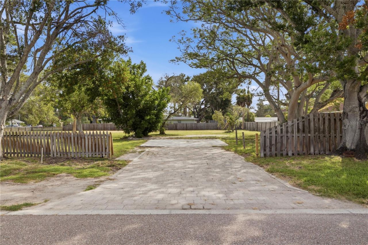 698 Villagrande Avenue S, Saint Petersburg, FL 33707 Photo