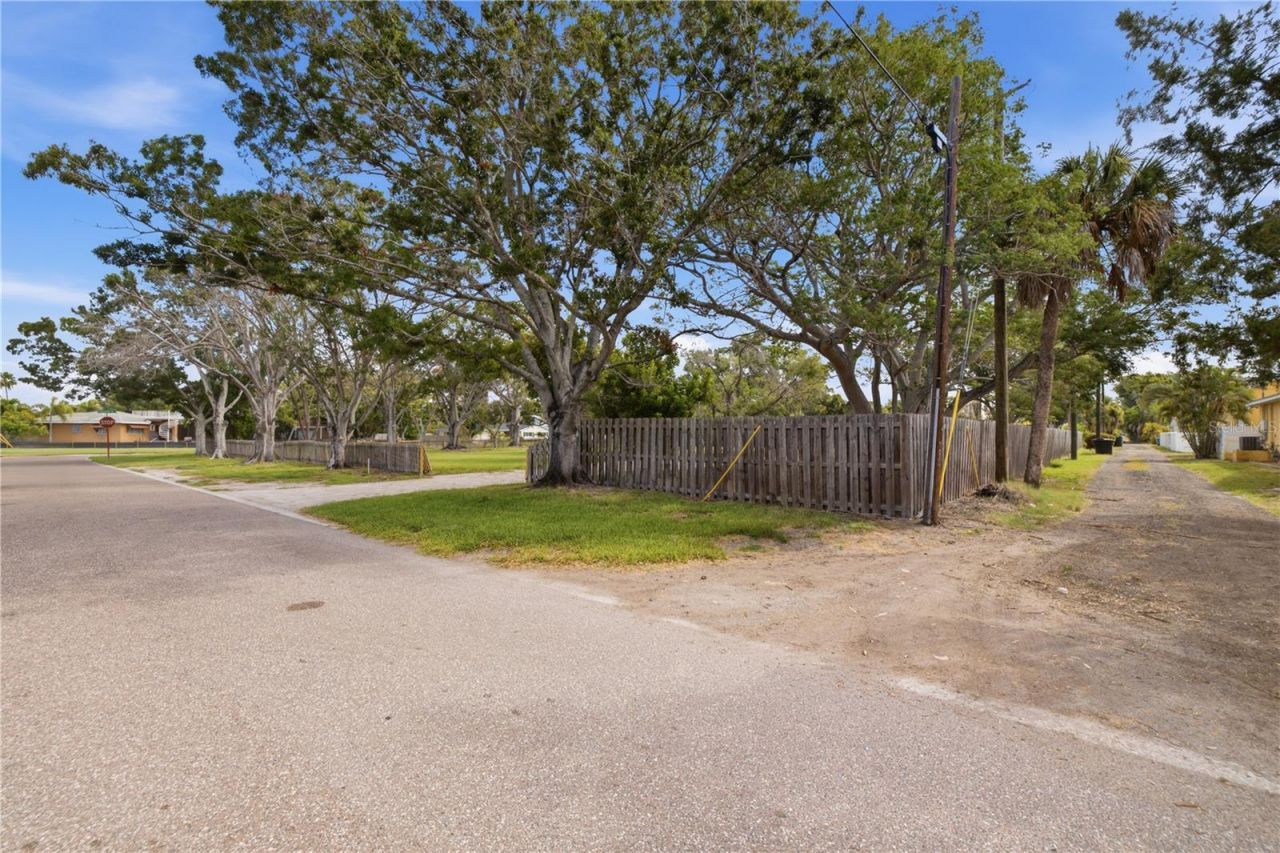 698 Villagrande Avenue S, Saint Petersburg, FL 33707 Photo