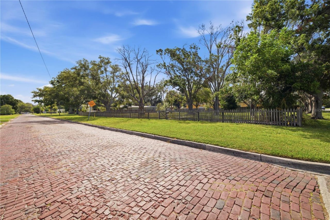 698 Villagrande Avenue S, Saint Petersburg, FL 33707 Photo