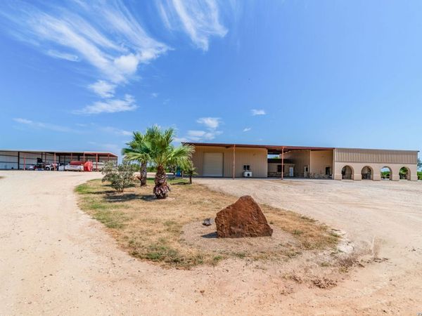548 Franklin Ln, Yancey, TX 78886