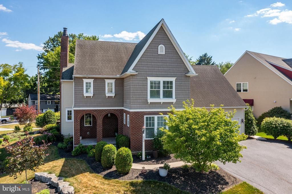 2536 STARBRUSH DRIVE, EAST PETERSBURG, PA 17520