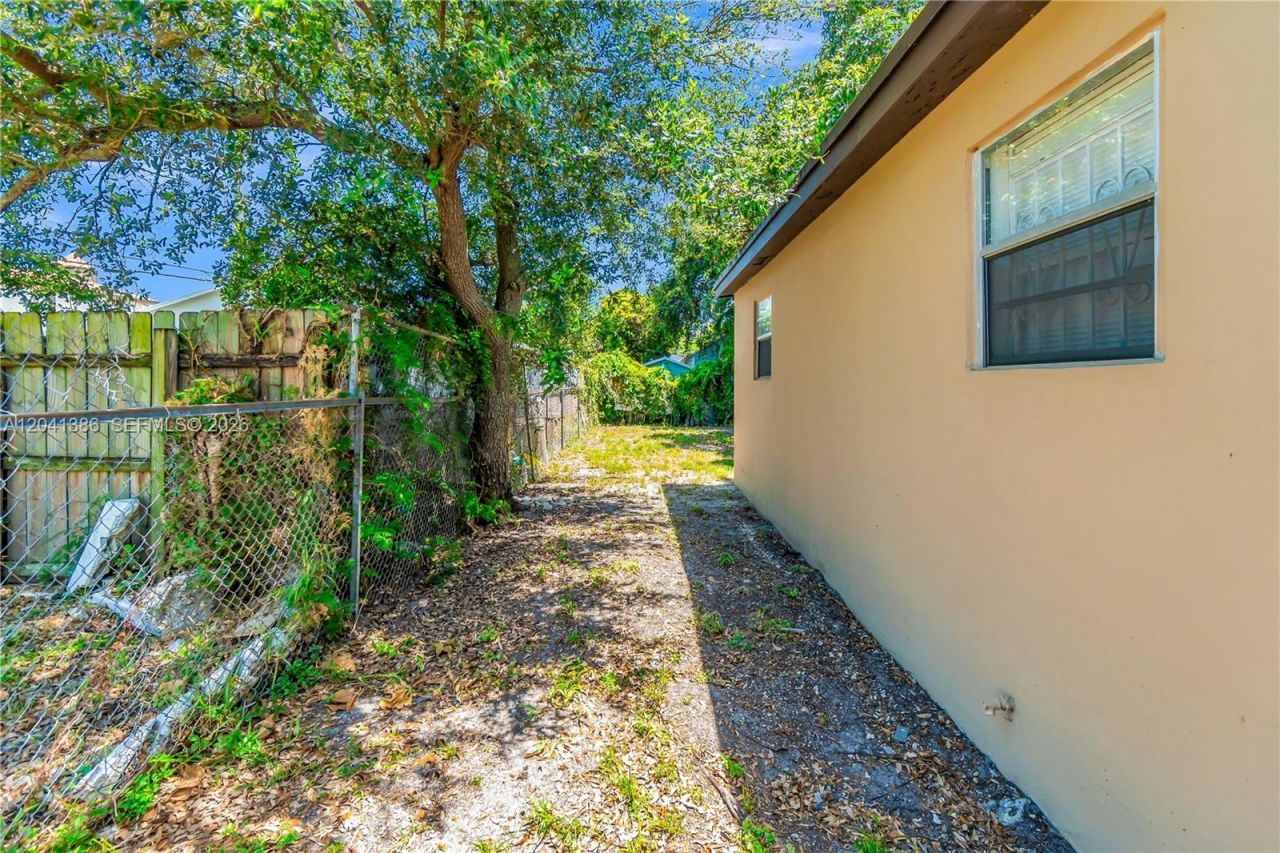 2910 NW 47th St, Miami, FL 33142 Photo