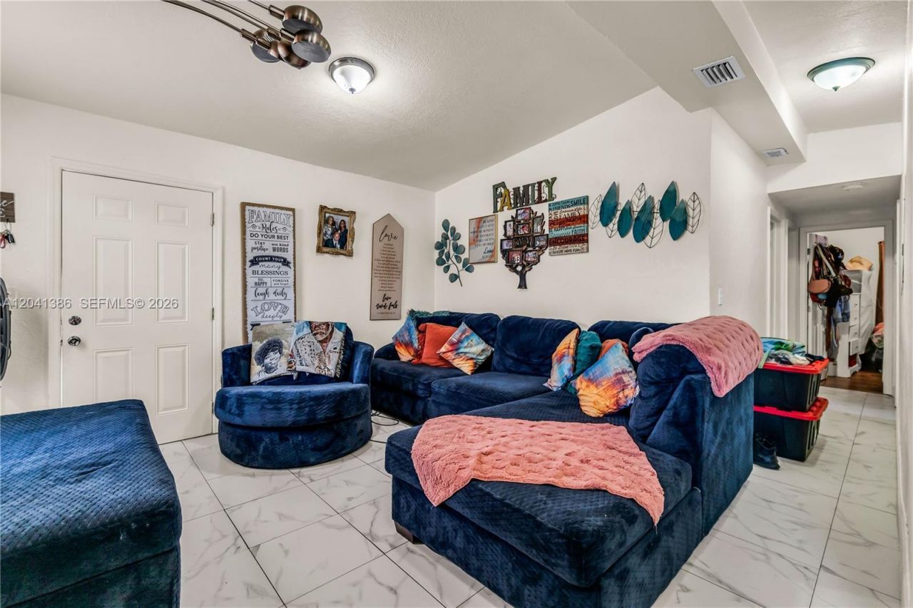 2910 NW 47th St , Miami, FL 33142 Photo
