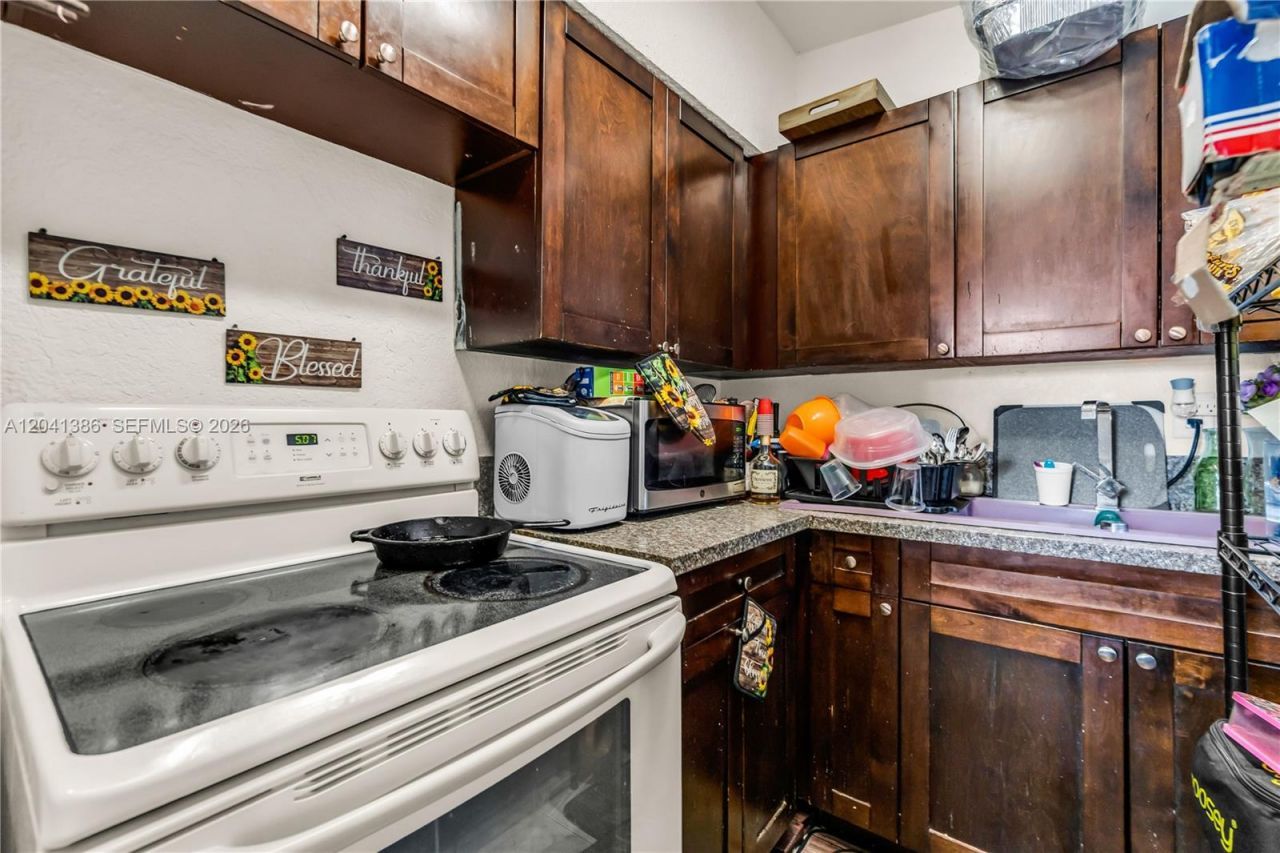 2910 NW 47th St, Miami, FL 33142 Photo