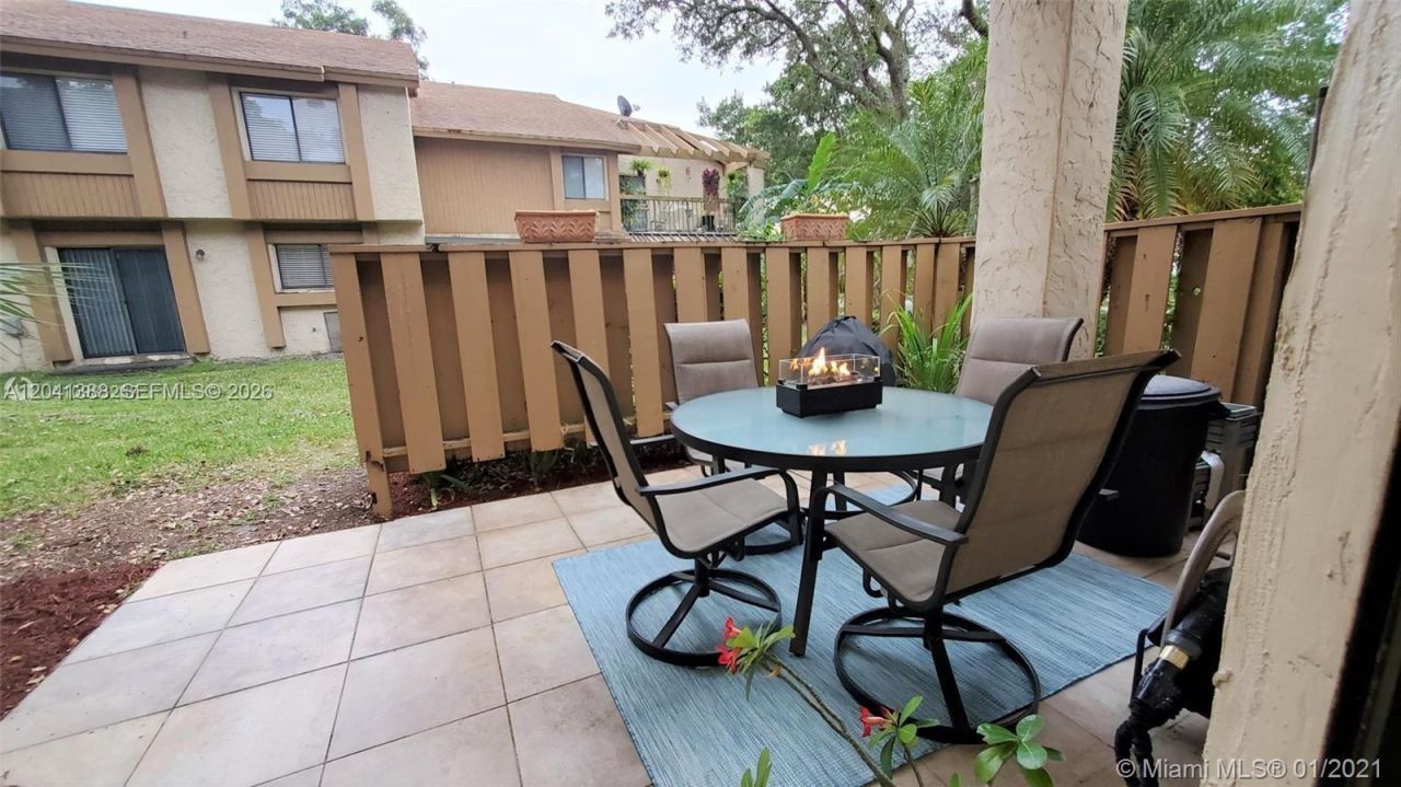 40 Wimbledon Lake Dr, Unit 216, Plantation, FL 33324 Photo