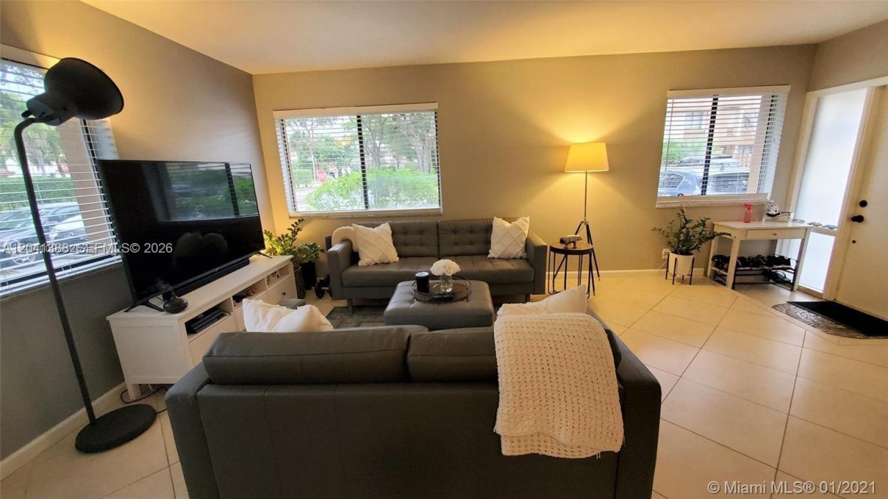 40 Wimbledon Lake Dr, Unit 216, Plantation, FL 33324 Photo