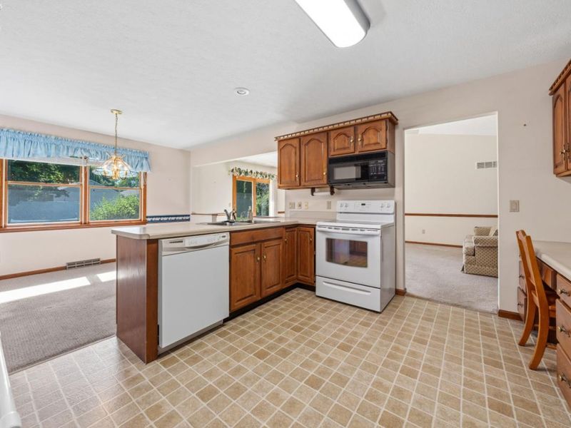 129 Wisteria Drive, Fremont, OH 43420 Photo 11