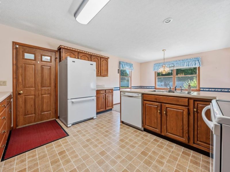 129 Wisteria Drive, Fremont, OH 43420 Photo 9