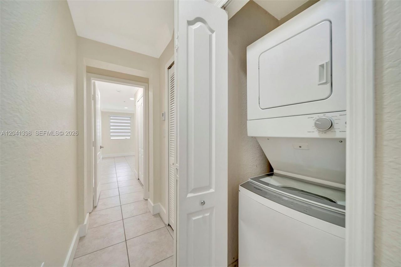 17620 NW 73rd Ave, Unit 205-17, Hialeah, FL 33015 Photo