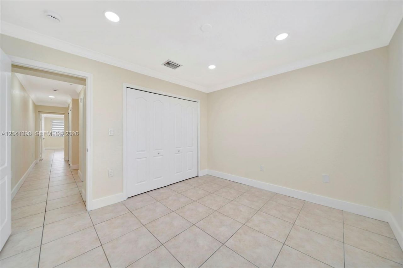 17620 NW 73rd Ave, Unit 205-17, Hialeah, FL 33015 Photo