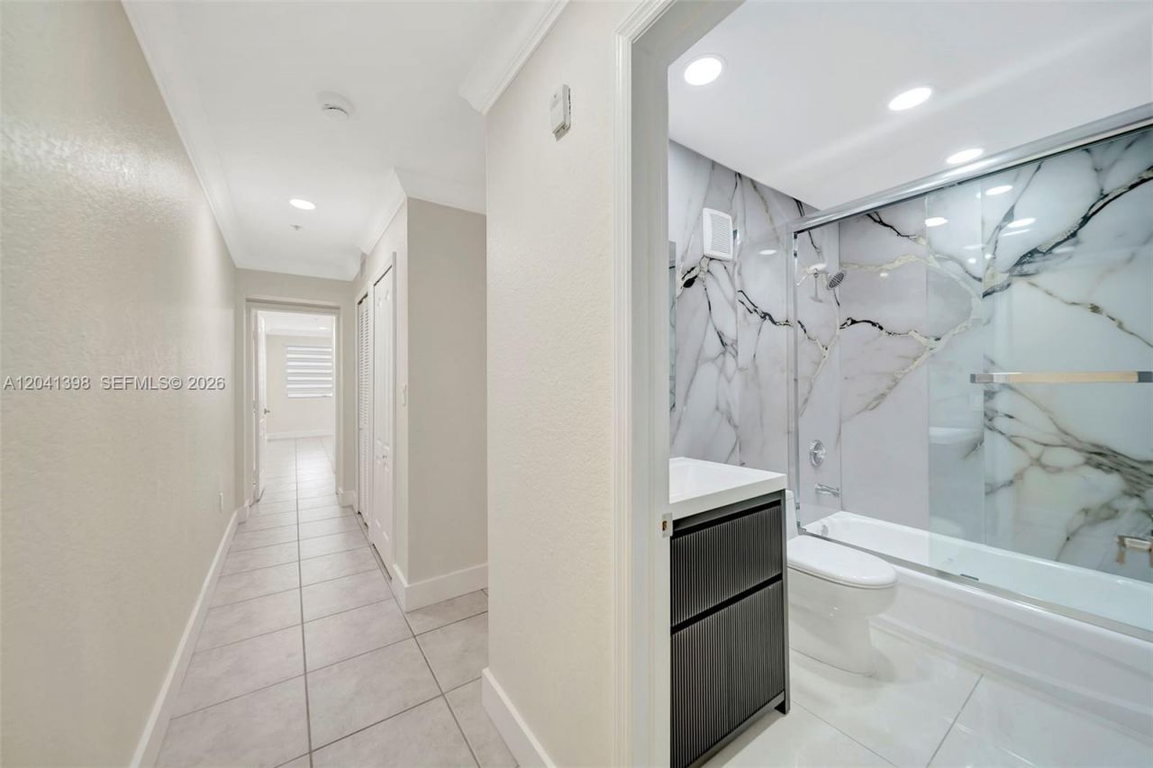 17620 NW 73rd Ave, Unit 205-17, Hialeah, FL 33015 Photo