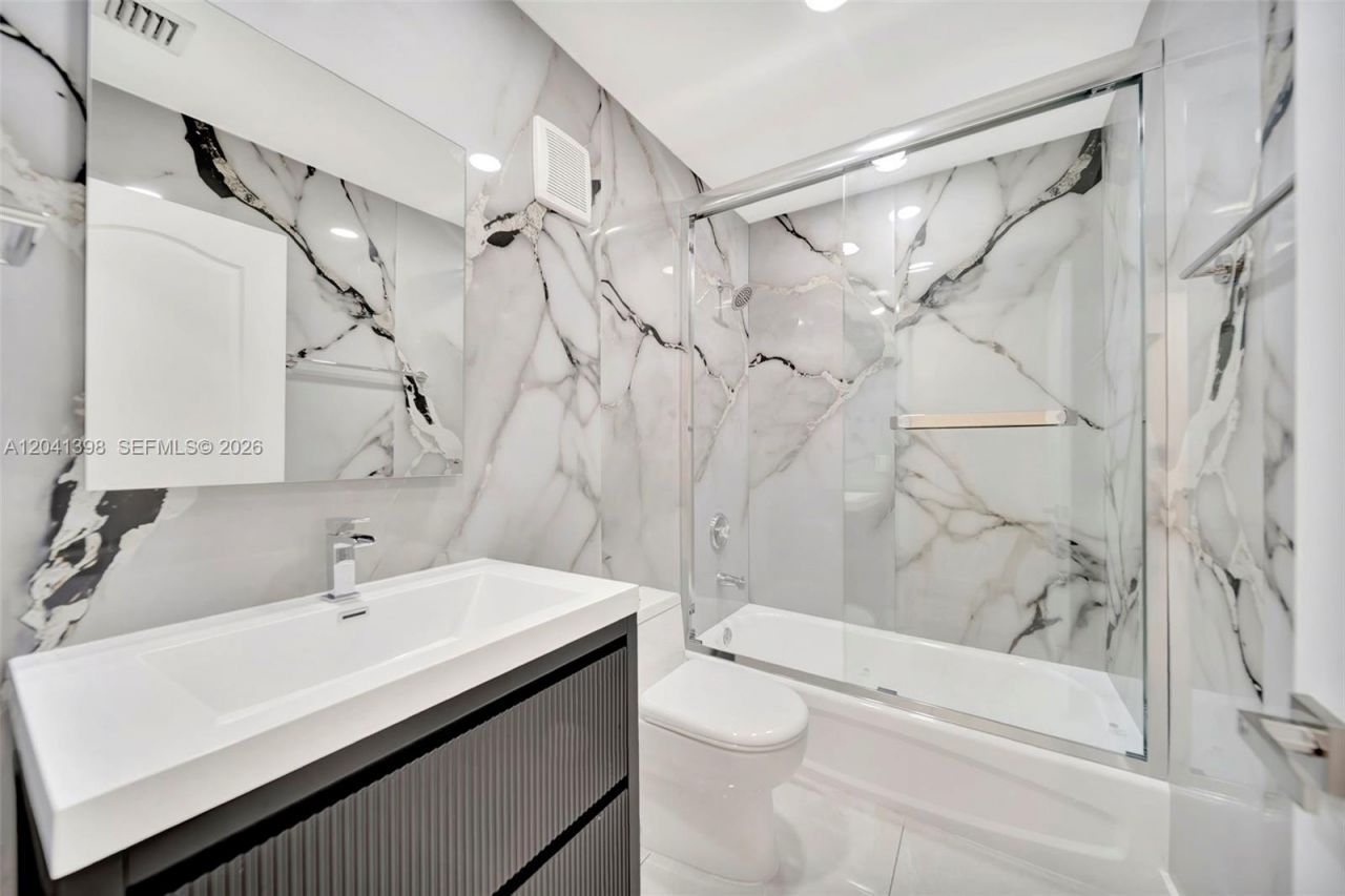 17620 NW 73rd Ave, Unit 205-17, Hialeah, FL 33015 Photo