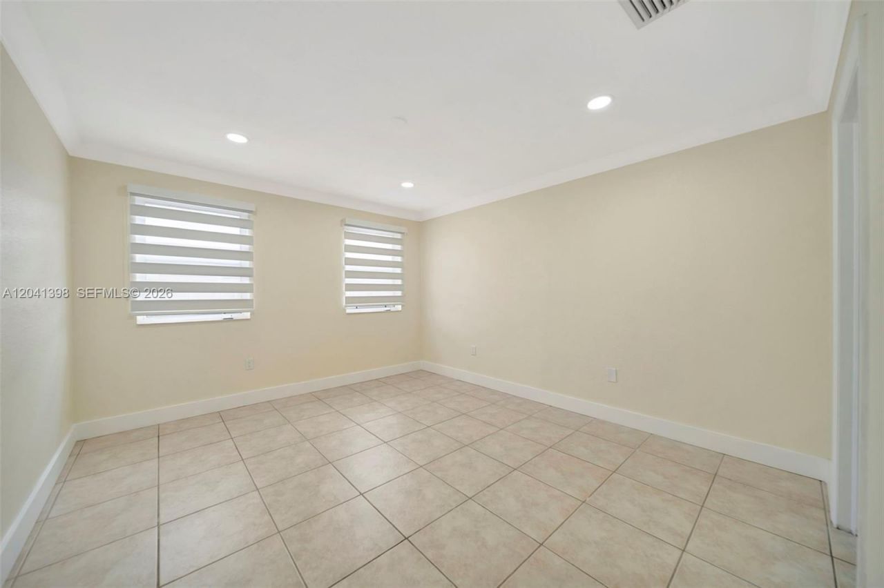 17620 NW 73rd Ave, Unit 205-17, Hialeah, FL 33015 Photo