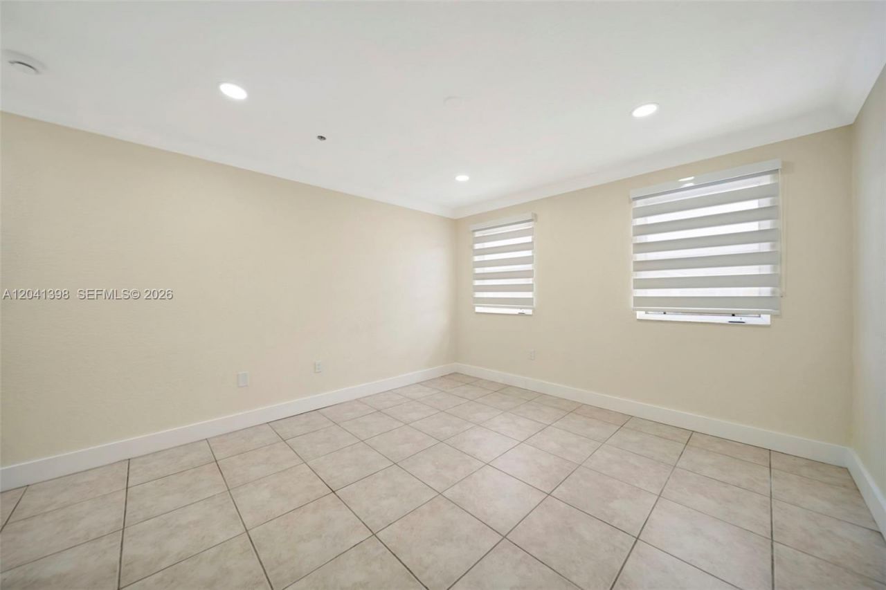 17620 NW 73rd Ave, Unit 205-17, Hialeah, FL 33015 Photo