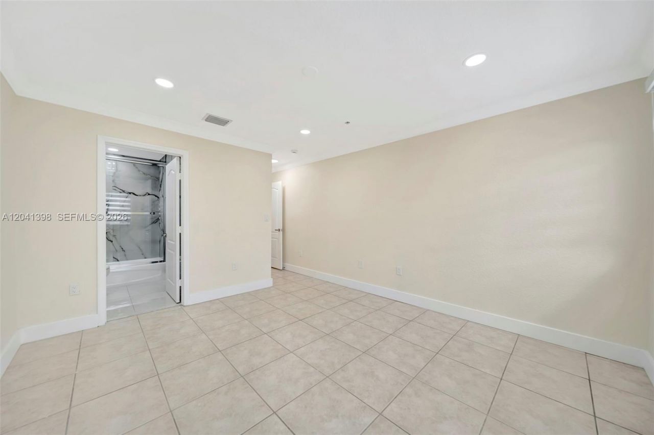 17620 NW 73rd Ave, Unit 205-17, Hialeah, FL 33015 Photo
