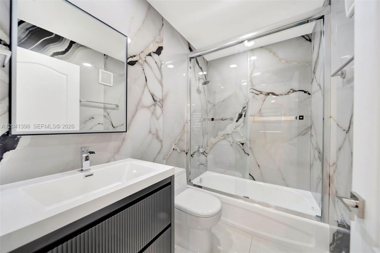 17620 NW 73rd Ave, Unit 205-17, Hialeah, FL 33015 Photo