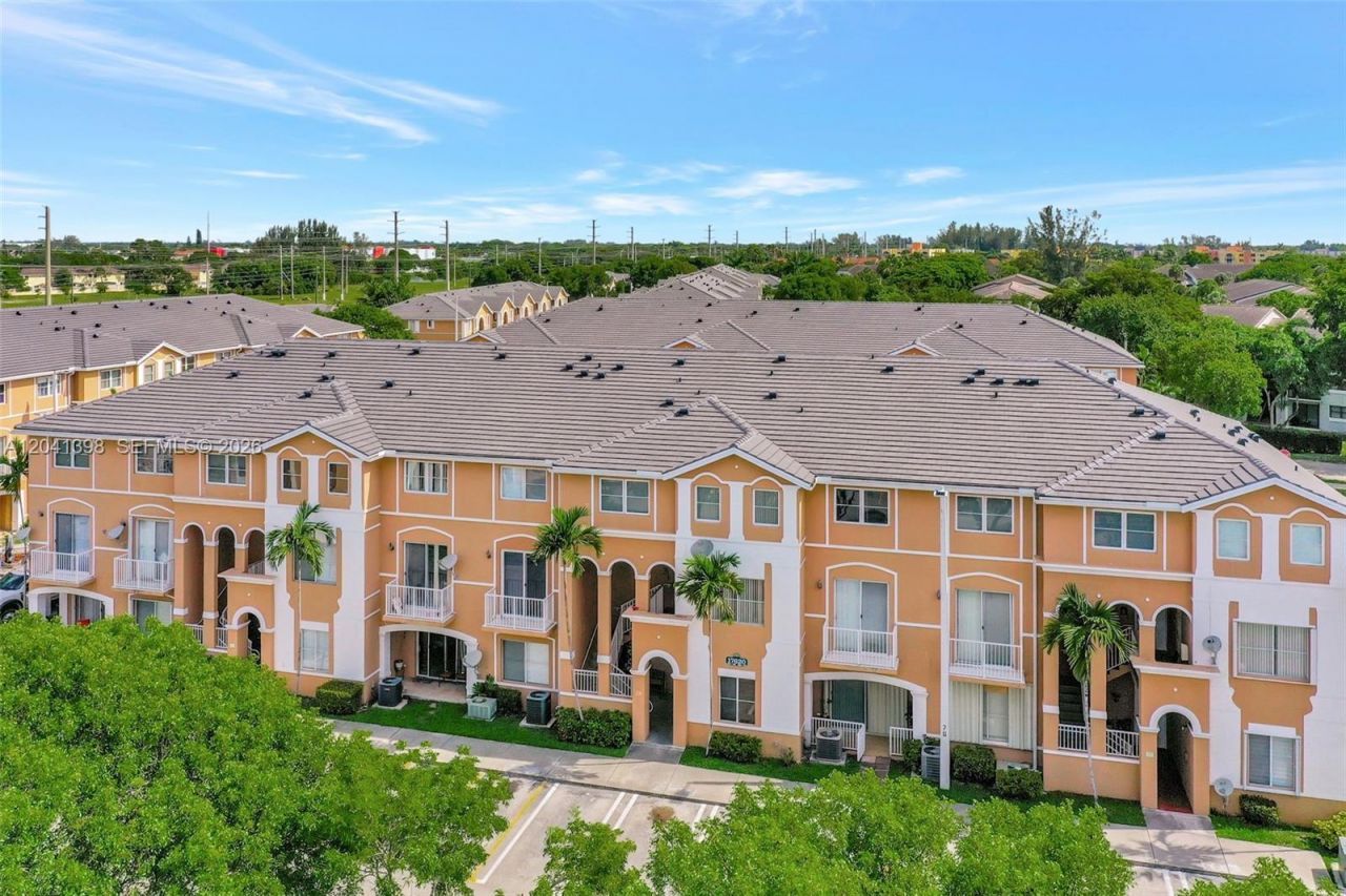 17620 NW 73rd Ave, Unit 205-17, Hialeah, FL 33015 Photo