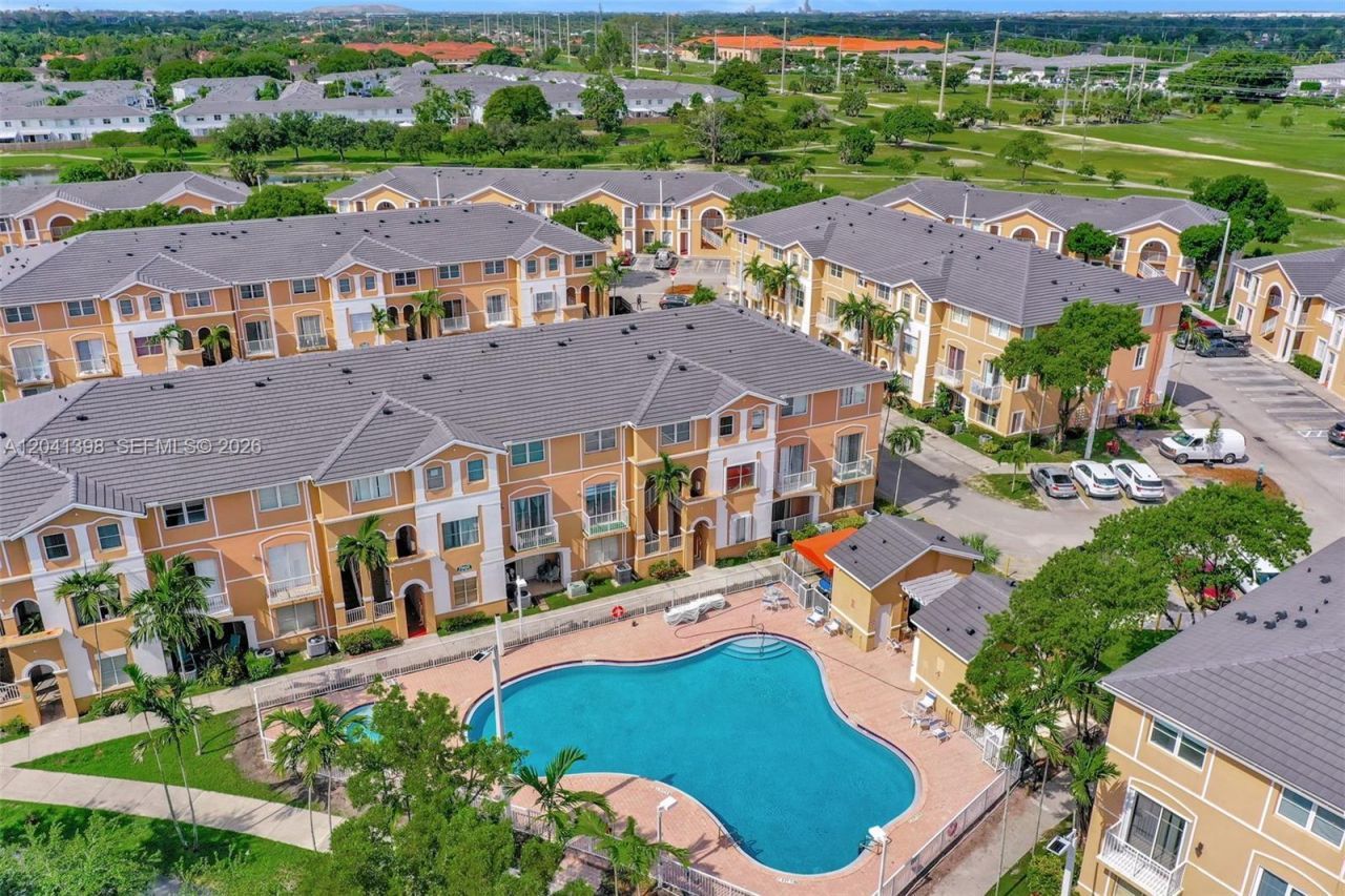 17620 NW 73rd Ave, Unit 205-17, Hialeah, FL 33015 Photo