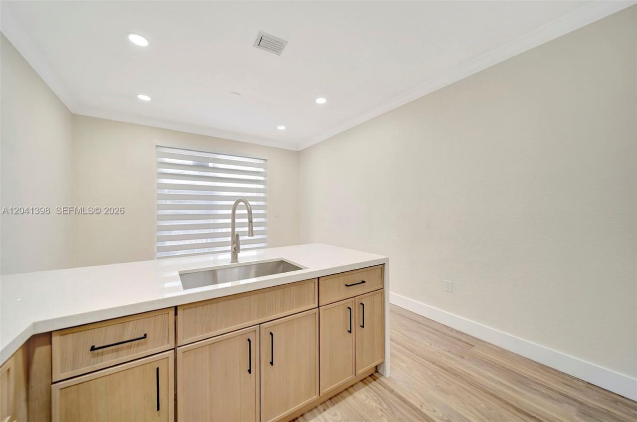 17620 NW 73rd Ave, Unit 205-17, Hialeah, FL 33015 Photo