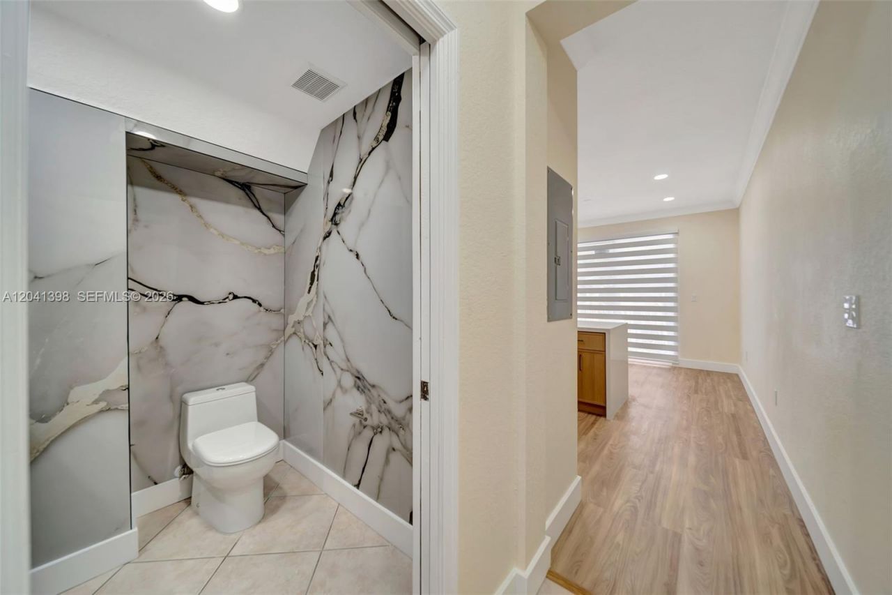 17620 NW 73rd Ave, Unit 205-17, Hialeah, FL 33015 Photo