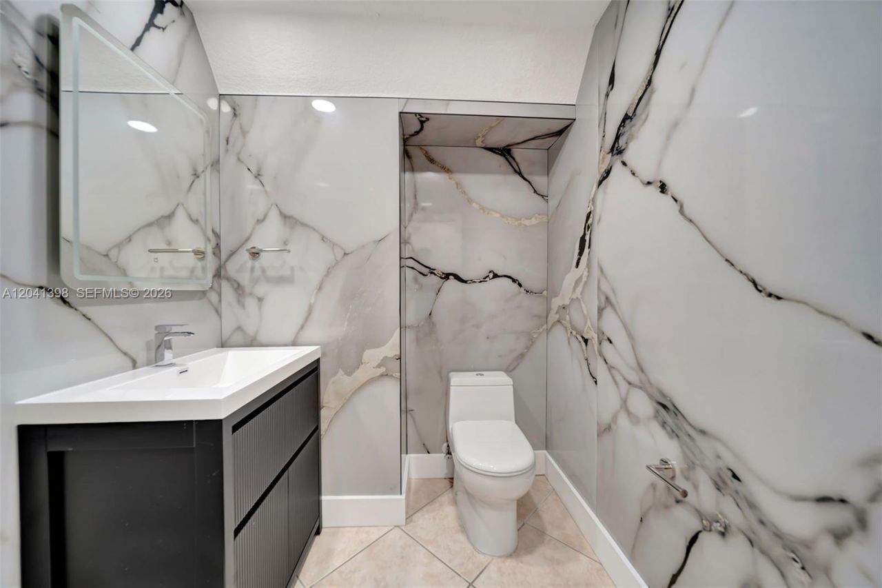 17620 NW 73rd Ave, Unit 205-17, Hialeah, FL 33015 Photo