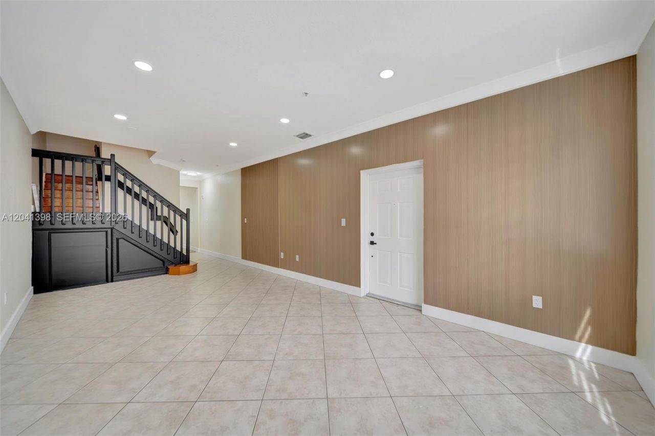 17620 NW 73rd Ave, Unit 205-17, Hialeah, FL 33015 Photo