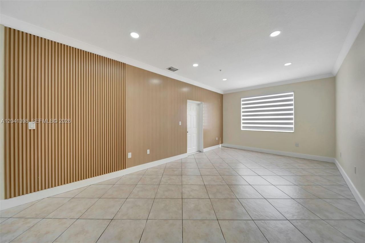 17620 NW 73rd Ave, Unit 205-17, Hialeah, FL 33015 Photo
