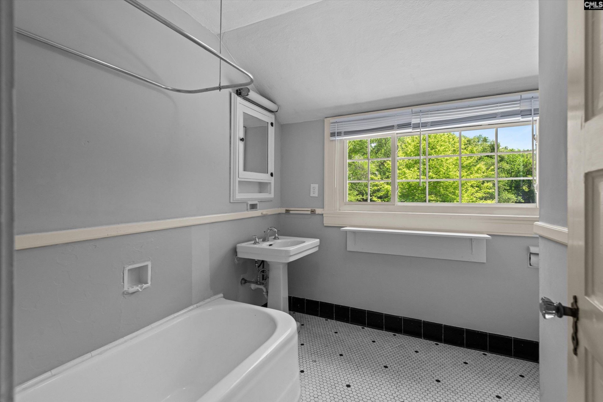 1403 Lyttleton Street  Photo 37