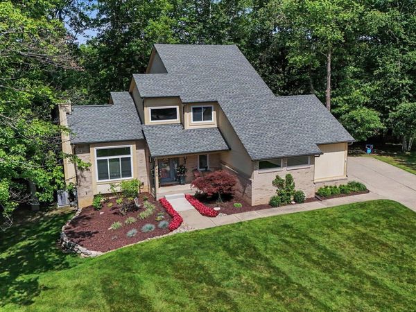 8690 Scenic Bluff Lane, White Lake, MI 48386