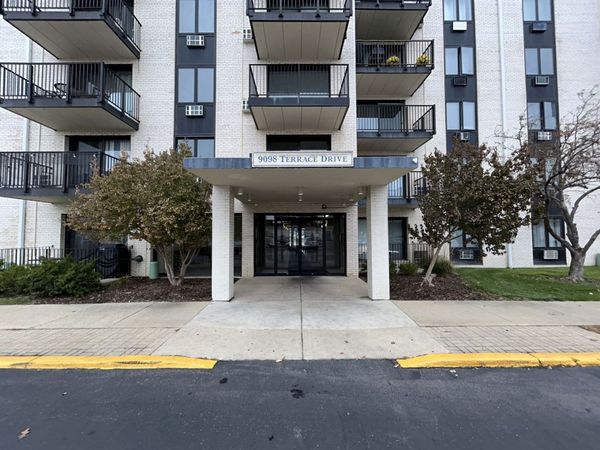 9098 W Terrace Drive , Unit 4L, Niles, IL 60714
