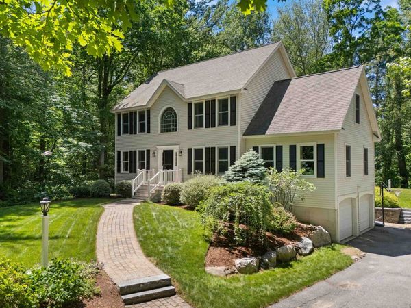 7 Premier Drive, Londonderry, NH 03053