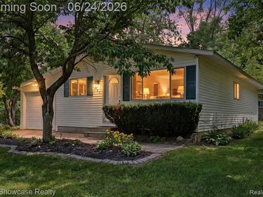 801 Farnsworth Road, White Lake Twp, MI 48386