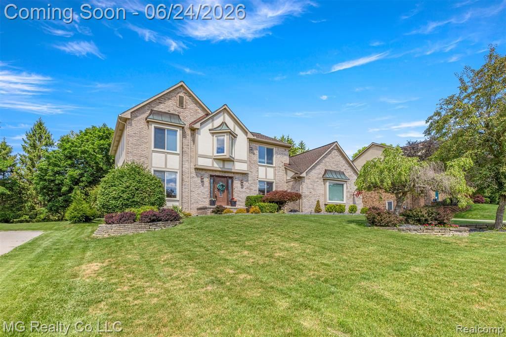 25499 Hunt Club Boulevard, Farmington Hills, MI 48335 Main Photo