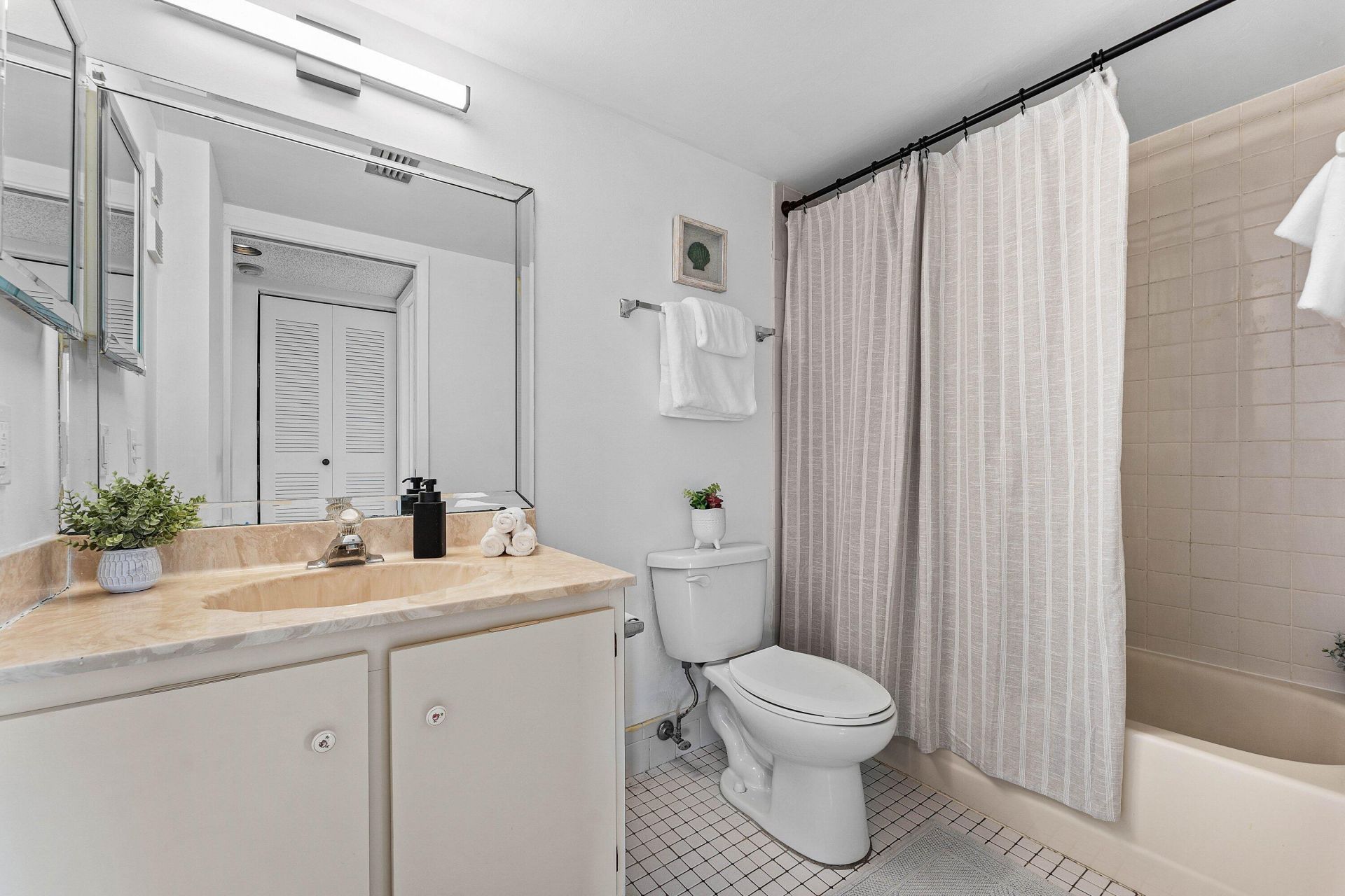 7301 Amberly Lane, Unit 402, Delray Beach, FL 33446 Photo