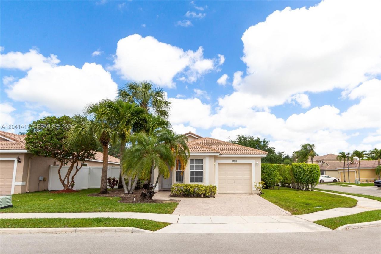 11811 SW 8th St, Pembroke Pines, FL 33025 Main Photo