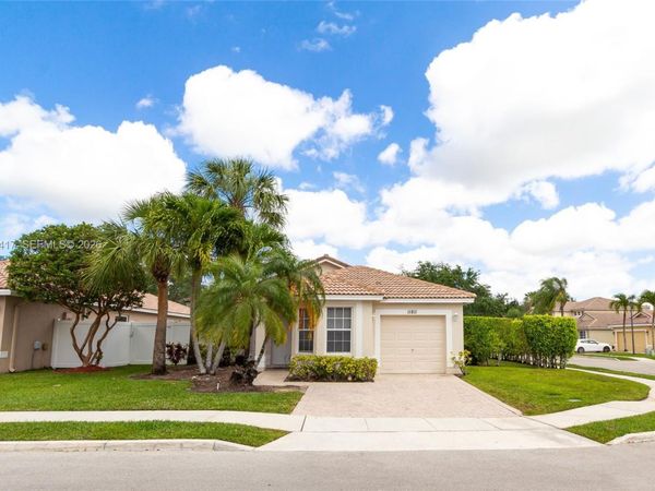 11811 SW 8th St, Pembroke Pines, FL 33025